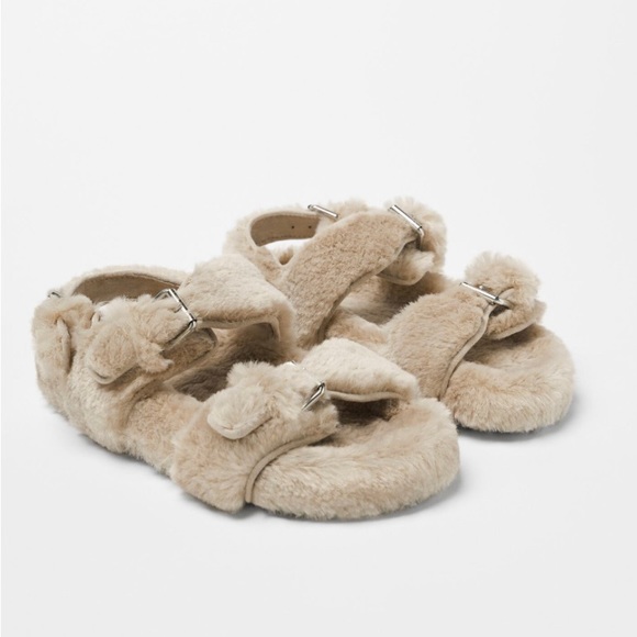 NWT KIDS/ BUCKLED FAUX FUR SANDALS - Picture 3 of 5